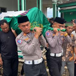 Kasatlantas Polres Way Kanan Ikut Antar Jenazah Orang Tua Personelnya Ke Pemakaman 