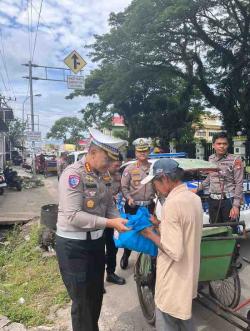 Jumat Berkah, Ditlantas Polda Sulbar Bagi-Bagi Sembako