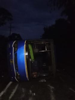 Kecelakaan Bus di Turunan Banjar Masin, Penumpang Histeris dan Diitolong Warga