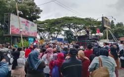 Masyarakat Tertindas Jawa Barat Unjuk Rasa di Polda Jabar, Bawa Spanduk Adili Jokowi