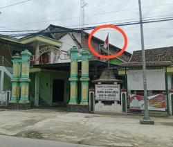 Miris! Bendera Merah Putih Sobek dan Kusam Berkibar di Kantor Pemdes Majenang Sragen