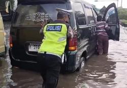 10 Pompa Air Dikerahkan untuk Atasi Banjir di Kaligawe Semarang