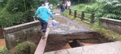 Tergerus Derasnya Aliran Sungai, Jembatan di Wonosari Pegandon Ambrol