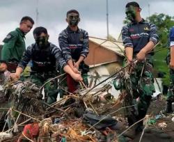 Material Banjir di Probolinggo Turut Kotori Pesisir Pantai Paiton, Siswa Kodiklatal Turun Bersihkan