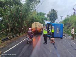 Satlantas Polres Way Kanan Gerak Cepat Datangi TKP dan Korban Laka Bis Yang Terguling di Banjarmasin