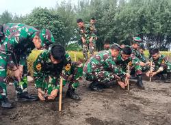 Cegah Abrasi di Tempat Latihan Paiton, Siswa Kodiklatal Tanam Mangrove dan Cemara Laut