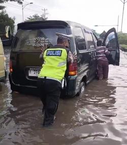 Banyak Kendaraan Mogok Terjebak Banjir, Polisi Berjibaku Atur Arus Lalu Lintas