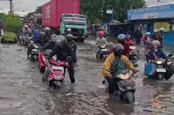 Dorong Motor Mogok hingga Numpang Pikap, Inilah Potret Warga Terabas Genangan Banjir di Kaligawe