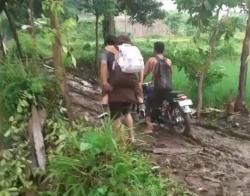 Jalan Utama Tergerus Banjir, Siswa di Gading Probolinggo Kesulitan Pergi Sekolah