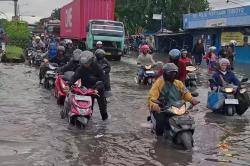 Potret Warga Berjibaku Terabas Genangan Banjir di Kaligawe: Dorong Motor Mogok hingga Numpang Pikap