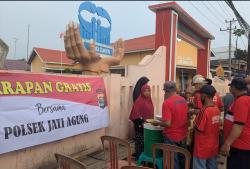 Polsek Jati Agung Gelar Program Jumat Berkah, Bagikan Sarapan Gratis untuk Masyarakat