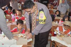 Polres Lampung Selatan Gelar Program “Jumat Berkah” dengan Makan Bergizi Gratis untuk Anak Sekolah