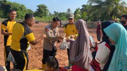 Panen Perdana, Masyarakat Sekitar Lokasi Kecipratan Hasil Kebun Satker Bidkum Polda Sumsel