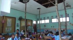 Siswa SDN Grudo 3 Ngawi Kejar ilmu Dalam Kelas Sambil Bertaruh Nyawa