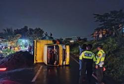 Tabrakan Adu Banteng Dua Truk di Jombang, Muatan Jagung Berserakan, Lalu Lintas Sempat Lumpuh