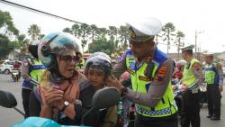 Jelang Operasi Keselamatan Candi 2025, Polisi di Temanggung  Bagi Hadiah Boneka dan Cokelat