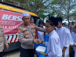 Jumat Berbagi Kasih, Polres Aceh Utara Bagikan Nasi Kotak di Tanah Pasir