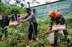 Peringatan Hari Pers Nasional 2025, Wartawan Kulonprogo Bagikan Sembako hingga Tanam Pohon