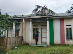 Pohon Tumbang Timpa Rumah Kosong di BTN Villa Tamara, Bhabinkamtibmas Polsek Polewali Cek Lokasi