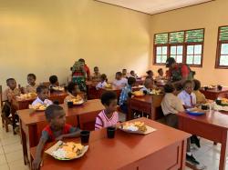 Pelajar SD di Papua Terima Makan Siang Gratis Dari Satgas 501/BY, Siswa: Terimakasih Pak Tentara