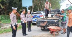 Cegah Laka Lantas, Kasat Lantas Polres Batu Bara AKP Agnis Juwita Manurung Timbun Jalan Berlubang