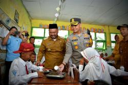 Peduli Gizi Anak, Bupati dan Kapolres Gresik Bagikan Makanan Gratis di SDN Cerme