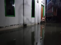 Gelombang Pasang Tinggi Akibatkan Pemukiman Terendam Banjir Rob, Polsek Polewali Pantau Lokasi