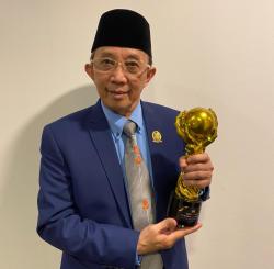 Ketua FKUB Cianjur KH Choirul Anam Raih Penghargaan International Profesional Award