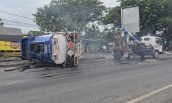 Kecelakaan di Lamongan Hari Ini Tabrak Tiang PJU dan Median jalan Truk BBM terguling