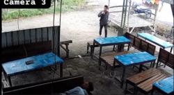 Terekam CCTV, Pria di Tuban Gasak Ponsel di Warkop, Ditangkap Saat Ngopi