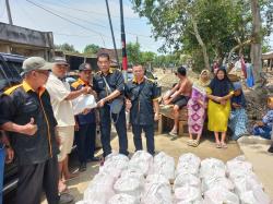 Apmiso Grobogan Bantu Korban Banjir di Baturagung Gubug, Bagikan 140 Paket Sembako