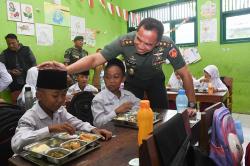 Pangdam Diponegoro Tinjau Makan Bergizi Gratis di Sekolah: Saya Lihat Anak-anak Sangat Antusias