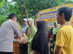 Peringati HPN 2025, Wartawan dan Polisi Probolinggo Salurkan Sembako Kepada Korban Banjir