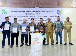 Lonsum Salurkan Bantuan Pupuk untuk Ratusan Petani di Batubara