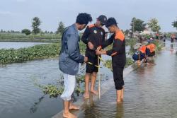 Pelajar Kalitengah Gelar Aksi Sosial, Bersih-Bersih Jalan Berlumut Akibat Banjir