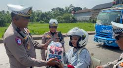 Tertib Berlalu Lintas, Pengendara Dapat Sekarung Beras dari Satlantas Polres Subang