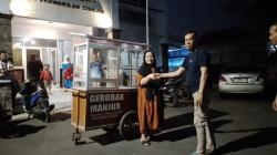 PWI Cianjur Memfasilitasi Pelaku Usaha Mikro Mendapatkan Bantuan Gerobak dari Diskumdagin