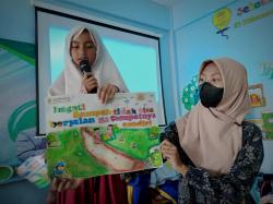 Semangat Cinta Bumi! Siswa SD di Menganti Ajak Kurangi Plastik Sekali Pakai