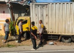 Ngantuk, Mobil Box Tabrak Rumah Warga di Majene