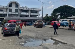 Jalan Berlubang di Sekitar Stasiun Depok Baru Ancam Keselamatan Pengendara