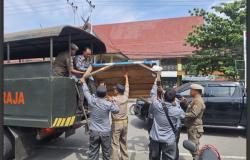 Melanggar Perda, Satpol PP Kobar Angkut Gerobak PKL yang Berjualan di Trotoar Jalan