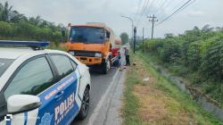 Respon Cepat! Satlantas Polres Batu Bara Bantu Evakuasi Mobil Truk Rusak di Tanjakan Jalinsum