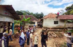 Peduli Sesama, Ketua DPRD dan Wartawan Kuningan Salurkan Bantuan bagi Korban Bencana dan Dhuafa