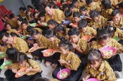 Potret Keceriaan Siswa Kuncup Melati Semarang Santap Lontong Cap Go Meh