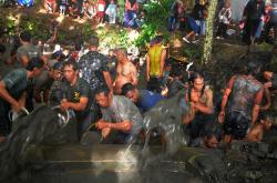 Potret Tradisi Sadranan Sendang Gede Pucung: Kirab Budaya, Saling Siram hingga Bakar Ayam