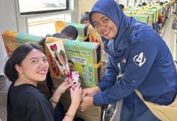 Hari Kasih Sayang, Daop 4 Semarang Bagikan Cokelat dan Bunga ke Penumpang KA di Stasiun Poncol