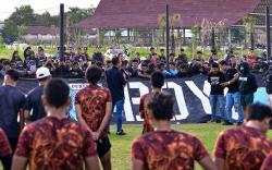 Suporter Padati Latihan Persela, Tuntut Kemenangan Lawan Persijap