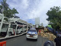 Tabrak Trailer Mogok, Muatan Buah Duku Tumpah dan Dijarah Warga