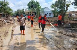 BPBD Grobogan Bersihkan Lumpur di Jalan Dusun Mintreng Baturagung Akibat Tanggul Jebol