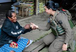 Senyum Polwan Ops Damai Cartenz, Berkah bagi Mama-Mama Papua di Pasar Lama Oksibil